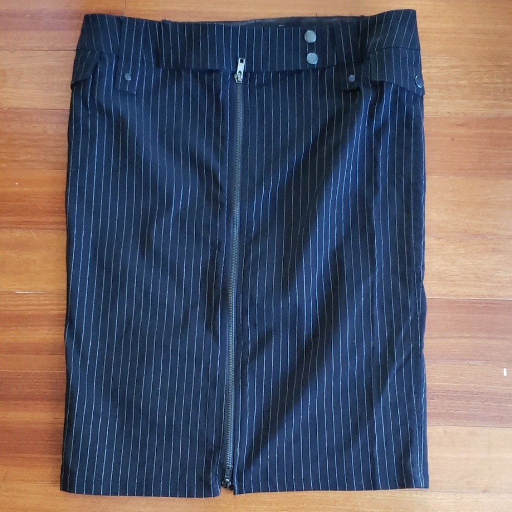 Arden B. Black strioed pencil skirt. Size 10.
